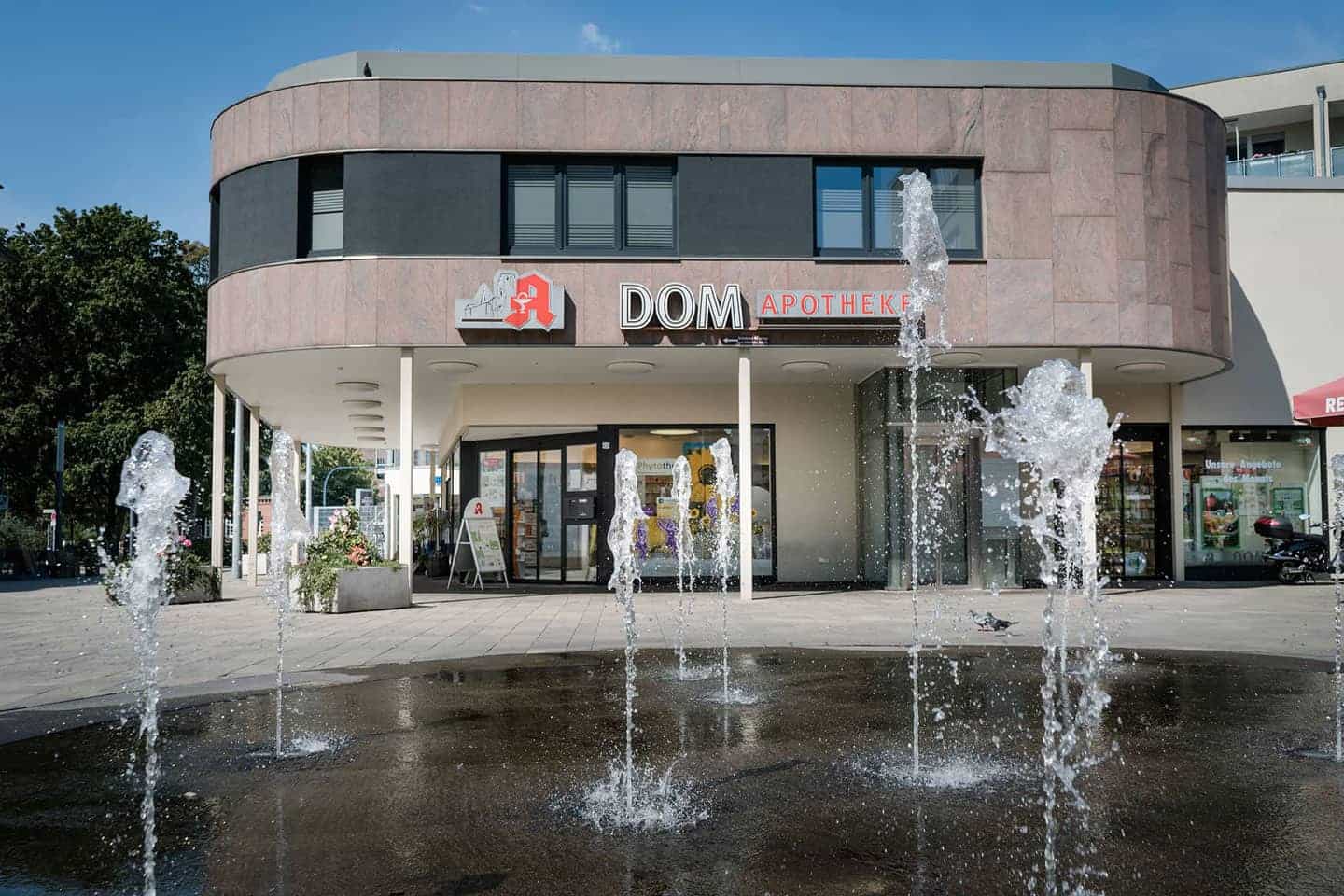 Dom-Apotheke Außenansicht mit Brunnen